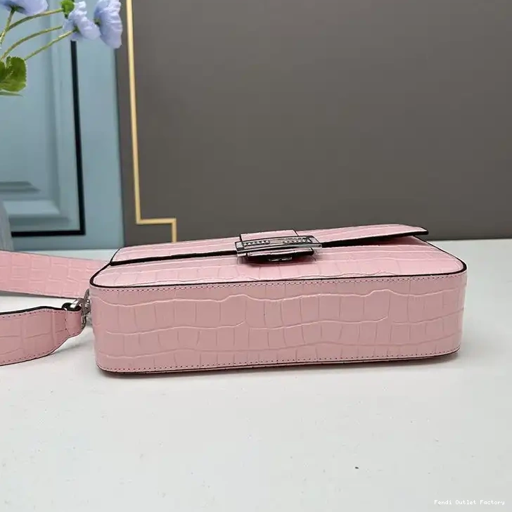 Vintage HOT Re-Edition Leather Baguette Fendi Crocodile Bag Medium Pink In 0417